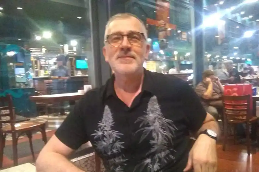 ENTREVISTA. El artista confiesa que saborea los colores, como el rosa. Foto Jorge Figueroa