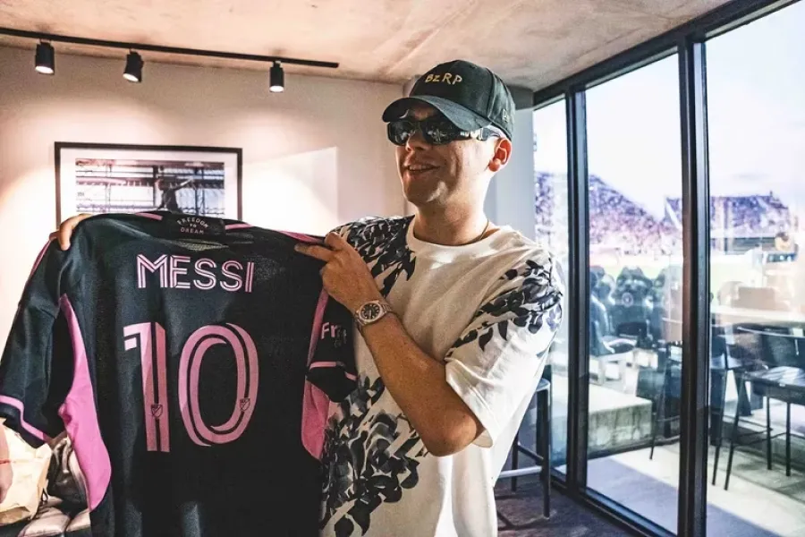 Bizarrap luciendo orgulloso su regalo del Inter