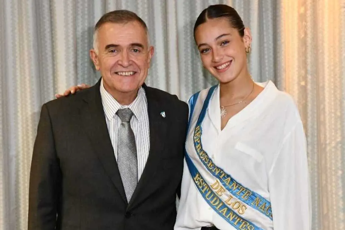 Jaldo recibió a Josefina Astorga, la joven tucumana elegida Reina Nacional de los Estudiantes