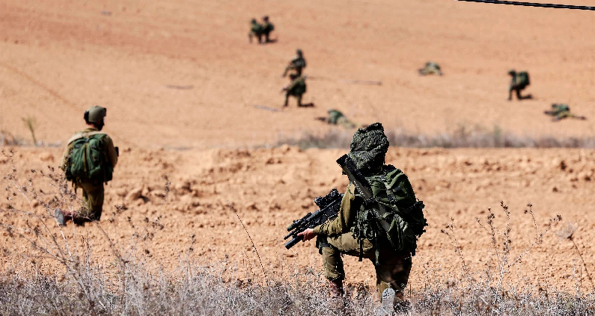 DESPLIEGUE DE TROPAS. Soldados israelíes toman posición en el kibbutz Kfar Aza, en el sur del país.