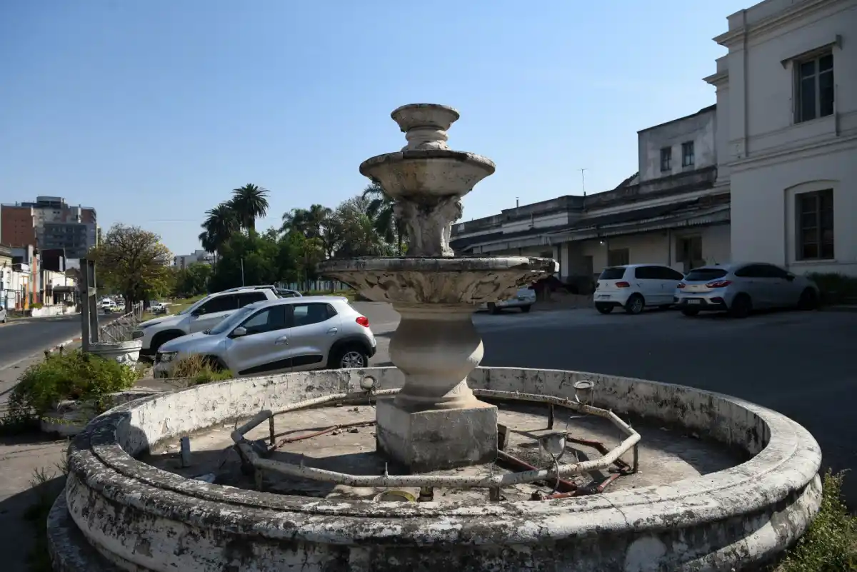 EN DESUSO. La fuente, justo en la confluencia de San Martín y Marco Avellaneda, está apagada desde hace largo tiempo.