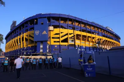 La Bombonera amaneció con afiches políticos: ¿a quién hubiese votado Maradona?