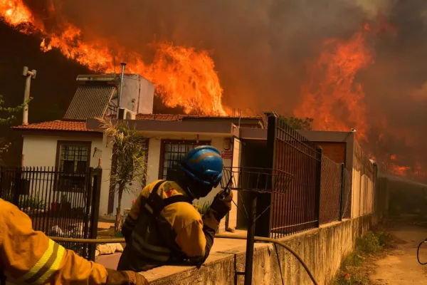 Villa Carlos Paz: evacuan a los vecinos por el avance del fuego