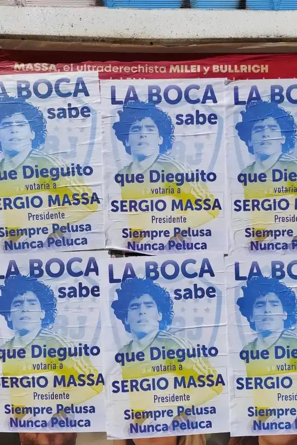 La Bombonera amaneció con afiches políticos: ¿a quién hubiese votado Maradona?