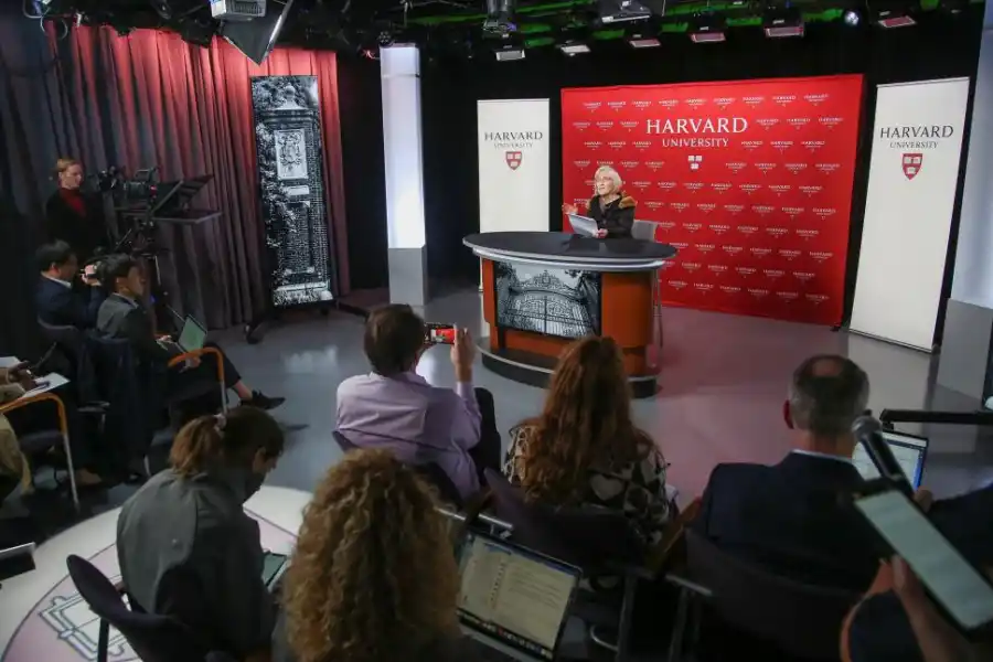 CONCLUSIÓN. Ella afirma que las mujeres ganan menos que los hombres