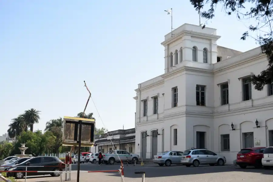 RESTAURACIÓN. En la antigua estación de trenes de Marco Avellaneda y San Martín se realiza un plan por etapas. El sector central de la fachada ya fue pintado.