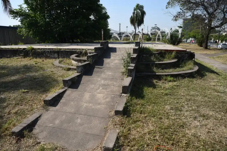 UN ESPACIO SIN DESTINO. La cuadra de Marco Avellaneda entre San Martín y Mendoza requiere un urgente trabajo de parquizado.