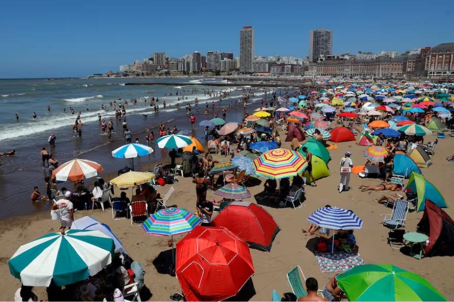 Ante la imposibilidad de viajar al exterior, los argentinos disfrutan del verano en Mar del Plata.