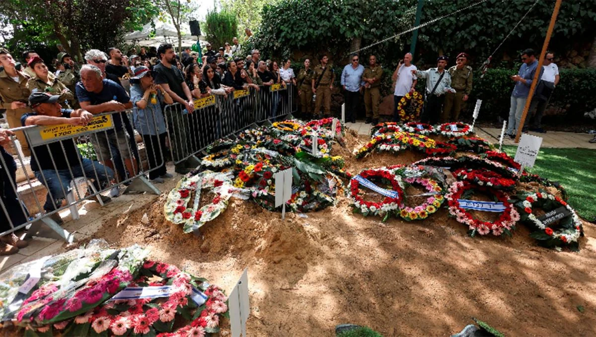 HORROR. Ciudadanos israelíes despiden a sus familiares y amigos en el cementario Monte Herzl, en Jerusalén. REUTERS