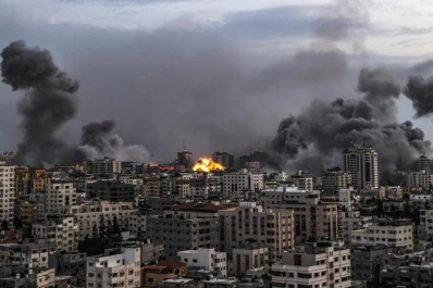 Israel ataca Gaza por aire y prepara la invasión por tierra