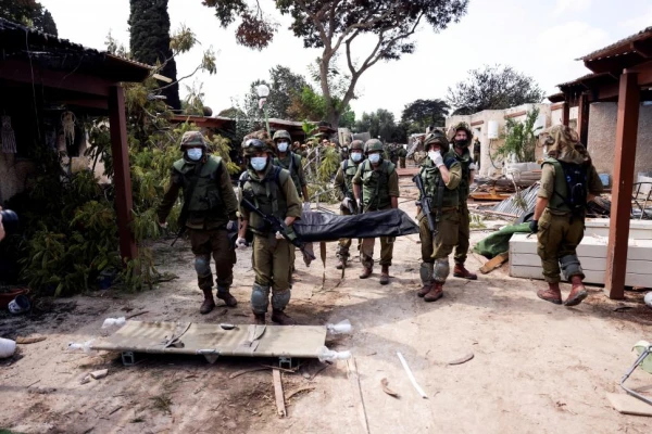Hallan cuerpos de 1.500 combatientes y buscan entre las ruinas de un kibbutz