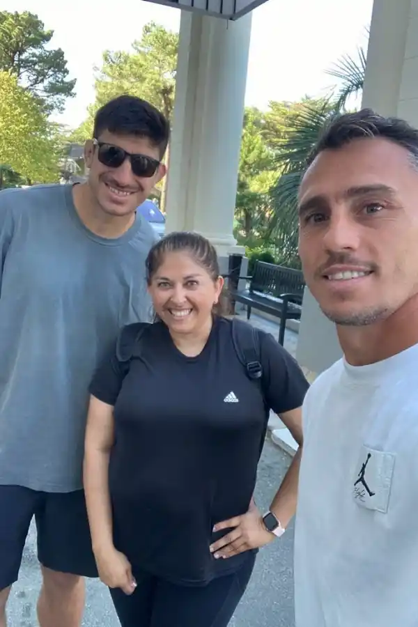 ENTRE GIGANTES. Lizzy Cejas, hermana de Patricia, junto a Lavanini e Imhoff.