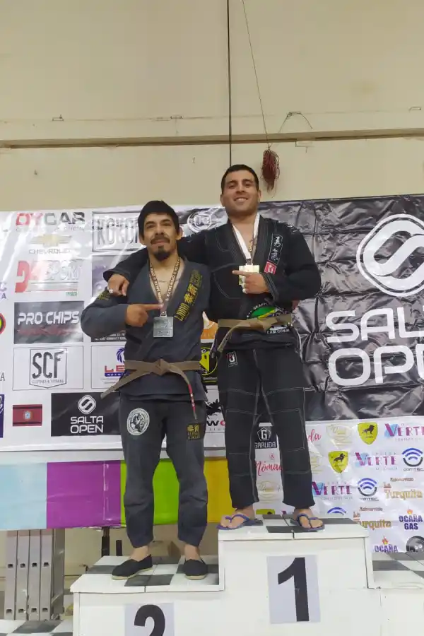 EN SALTA. Liendo sonrió en la premiación que se hizo en el estadio Delmi.