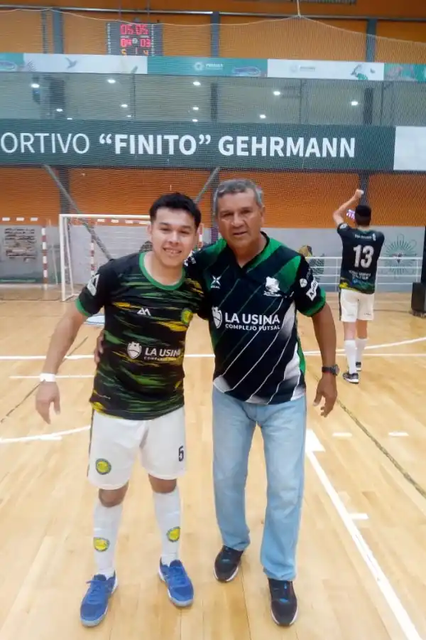 SOBRE DOS RUEDAS. Carlos no dudó en agarrar su moto y acompañar a Esteban en el campeonato.