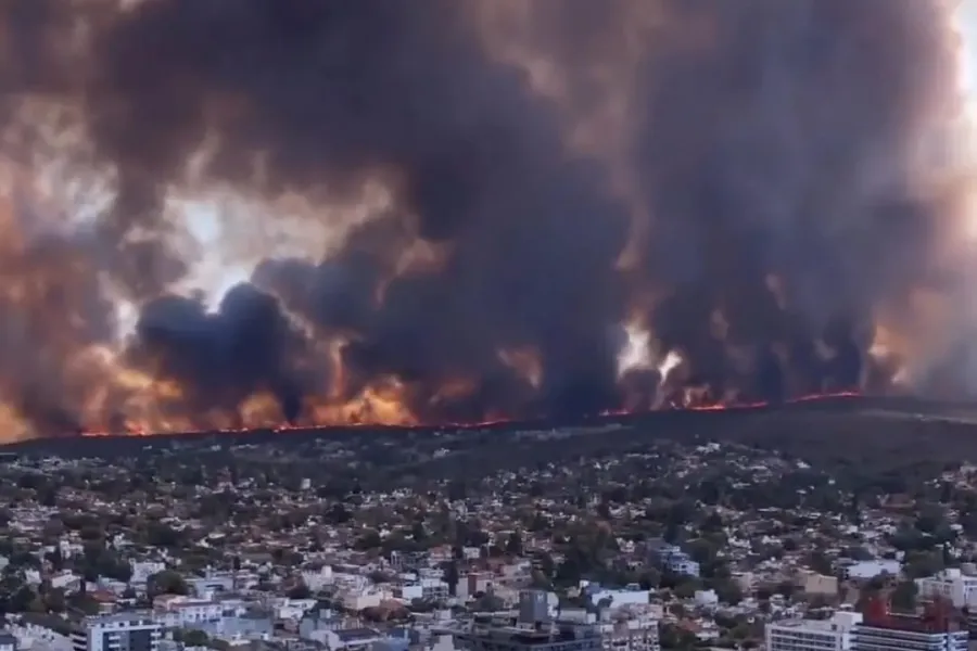 Un cordón de fuego rodea a Carlos Paz, en Córdoba