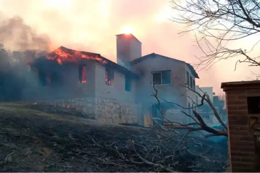 El fuego avanzo hacia las viviendas en Carlos Paz