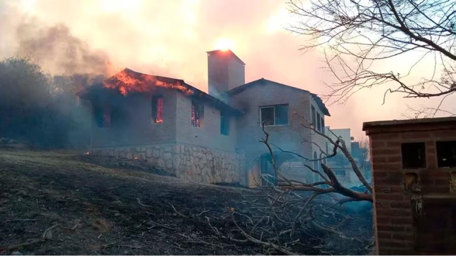 El fuego avanzo hacia las viviendas en Carlos Paz