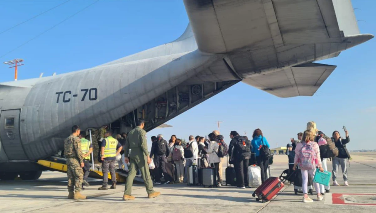 PRIMER VUELO. Un avión de la Fuerza Aérea recogió a los ciudadanos argentinos que pidieron abandonar Israel debido al conflicto armado.