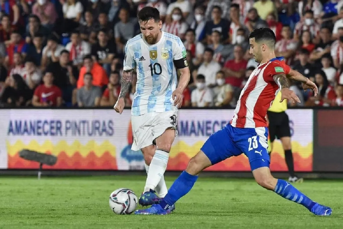 EN ACCIÓN. Messi ante Paraguay. 