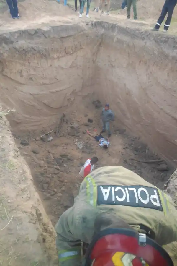 Rescatan a un niño que cayó en un pozo de seis metros de profundidad