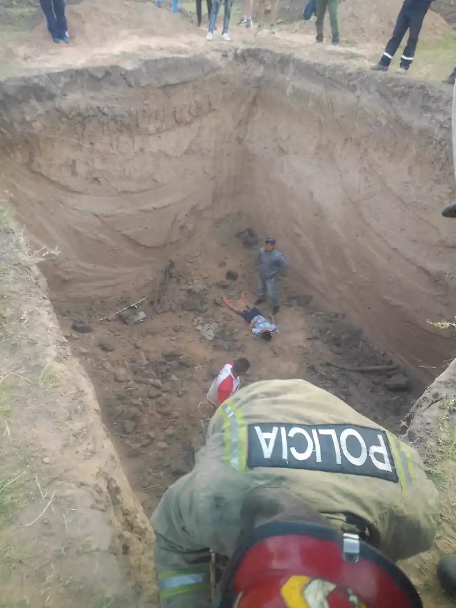 Rescatan a un niño que cayó en un pozo de seis metros de profundidad
