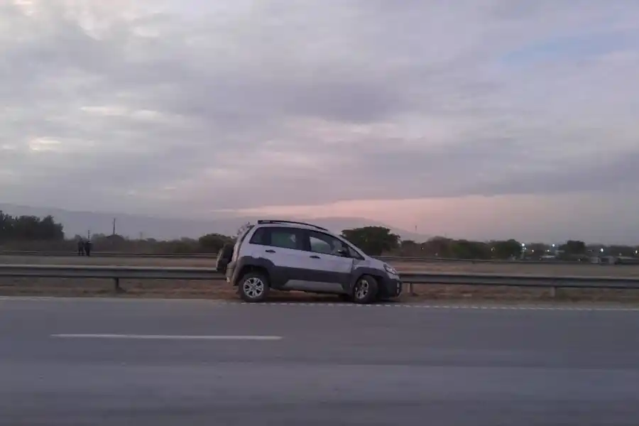 El auto en el que viajaban el Arzobispo y el Obispo Auxiliar de Tucumán.