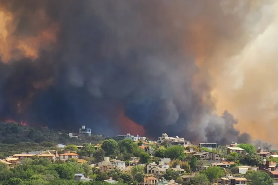 Impactante imagen del incendio en Carlos Paz