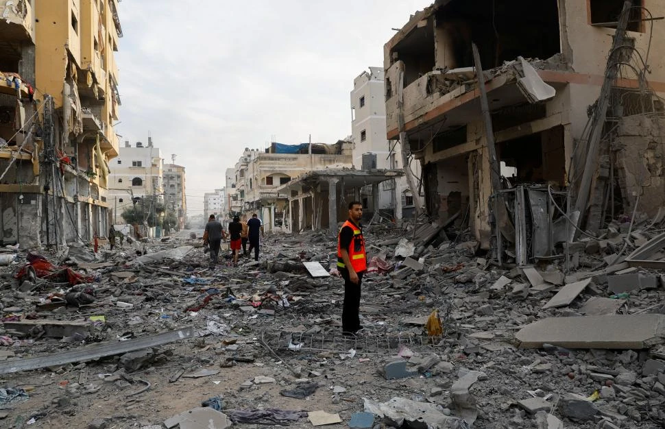 DESTRUCCIÓN. Sólo escombros quedaron en ciudad, luego de los ataques aéreos israelíes en ciudad de Gaza.  