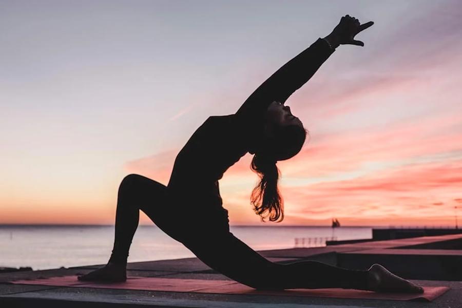 Practicar yoga tiene múltiples beneficios para la salud física y mental 