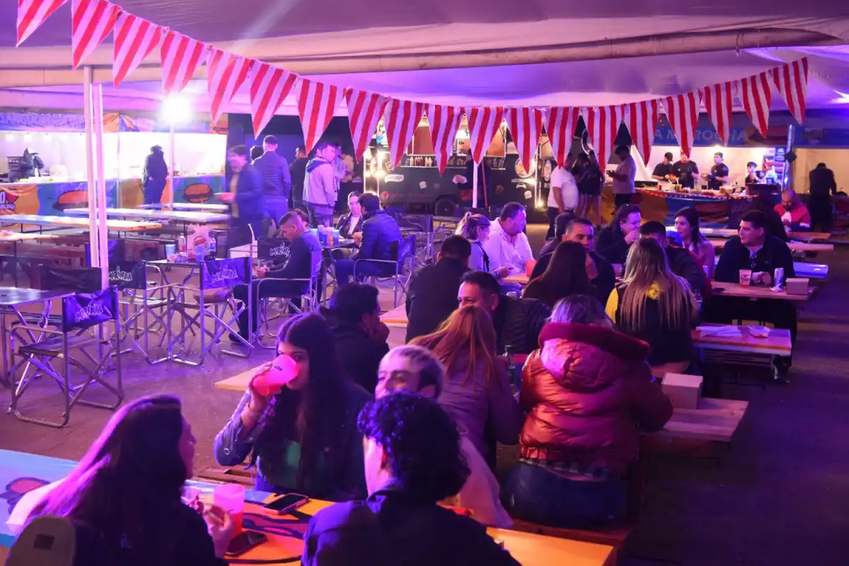 BUENA CONVOCATORIA. A LAS 21 ya se mostraba gran concurrencia en el principal patio de comidas. Este año se incorporaron mesas en otras áreas.