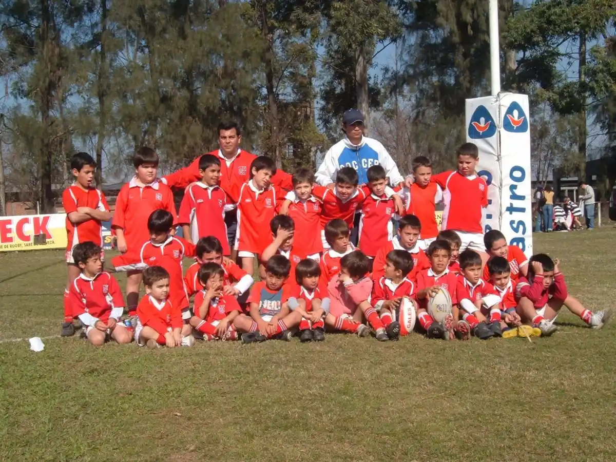 RECUERDOS. Mateo Carreras (arriba, el segundo desde la derecha) junto a sus compañeros de infantiles en Los Tarcos.