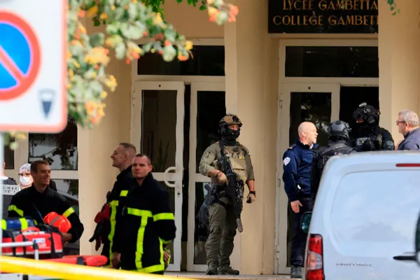 Un hombre entró con un cuchillo a una escuela y mató a un profesor en Francia al grito de Alá es grande
