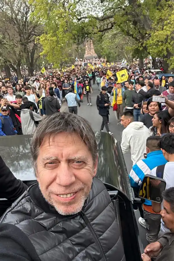 EMBAJADOR. Bussi acompañó la recorrida de Milei en “La Linda”.