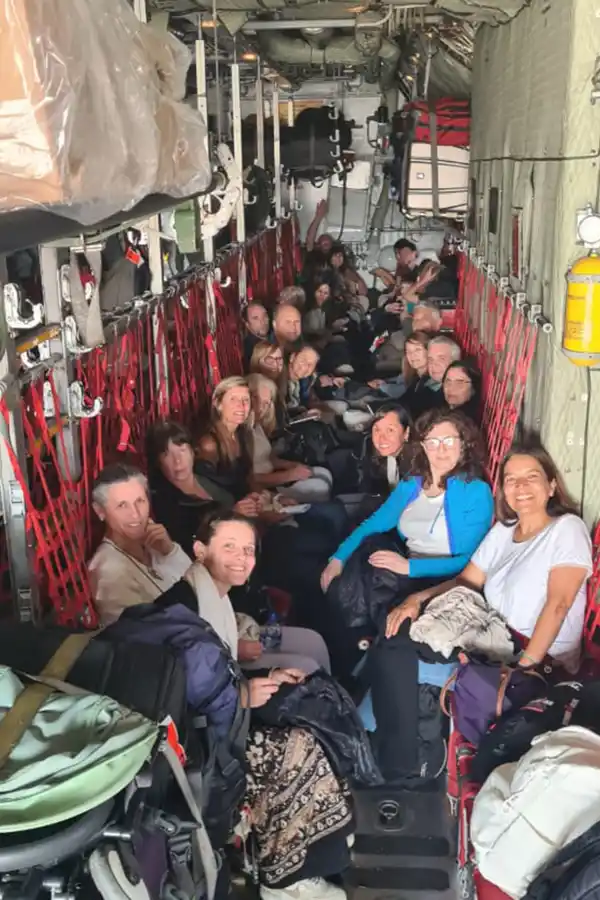 PRIORIDAD. El primer contingente, integrado por niños con sus padres.