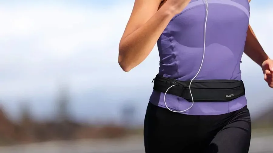 Por qué usar riñonera durante una caminata ayuda a fortalecer los abdominales 