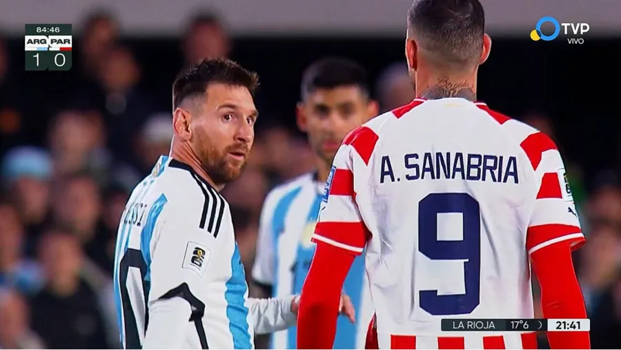 Un jugador de Paraguay escupió a Lionel Messi