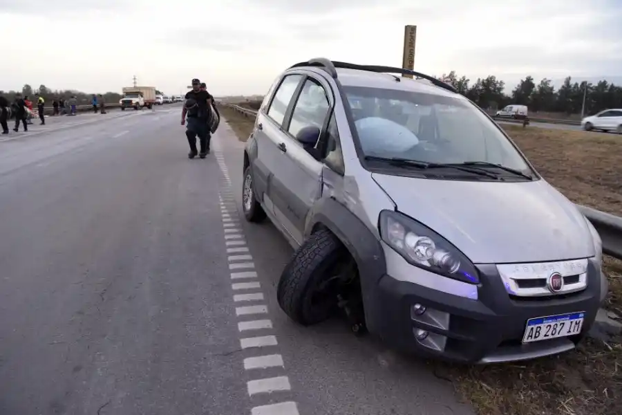 IMPACTO. La rueda del Fiat fue embestida por la Berlingo cuando el primer auto se adelantaba. LA GACETA / FOTOS DE JOSE NUNO