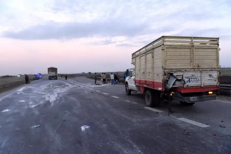 EL CAMIÓN. Los autos intentaban sobrepasarlo en la autopista.
