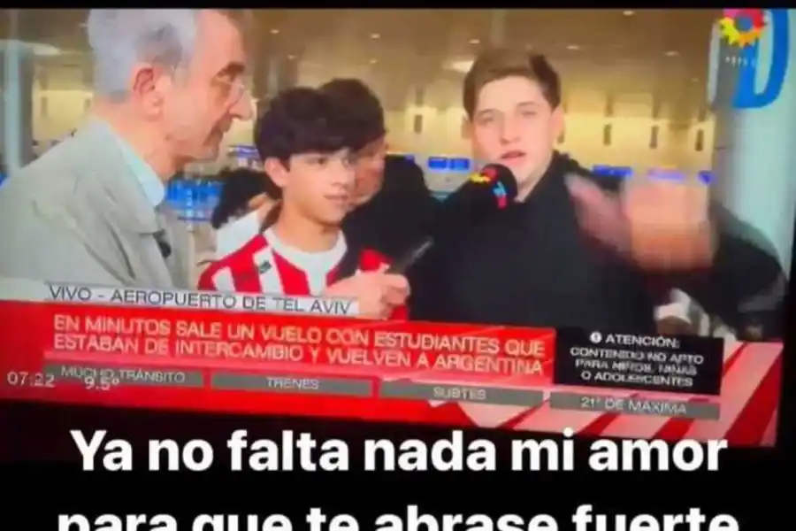 NICOLÁS ALPEROVICH. Los jóvenes pudieron hablar con la prensa antes de subir al avión.