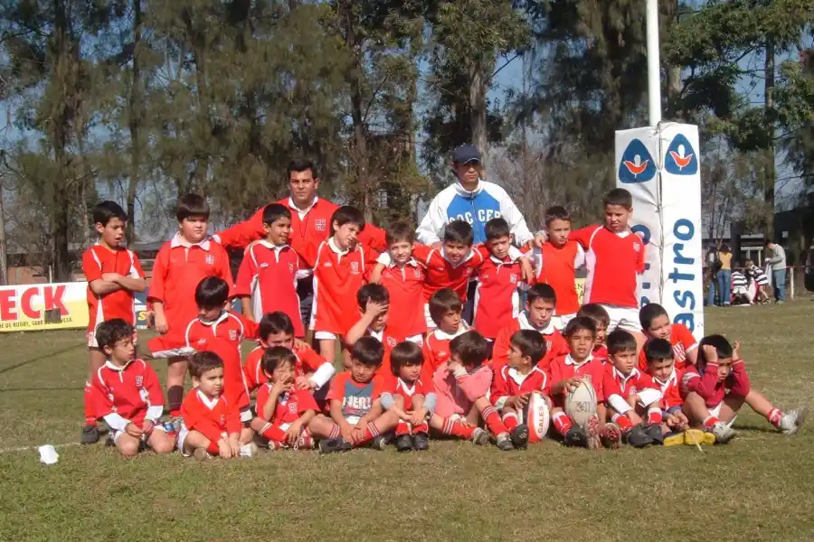RECUERDOS. Mateo Carreras (arriba, el segundo desde la derecha) junto a sus compañeros de infantiles en Los Tarcos.