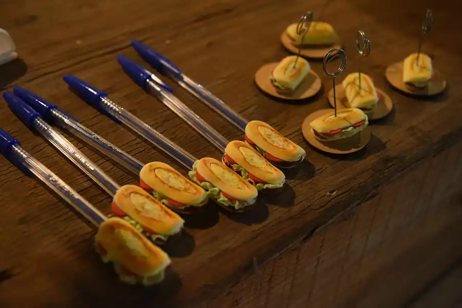 SOUVENIRS. Algunos de los productos que ofrece la tienda “milanga”.