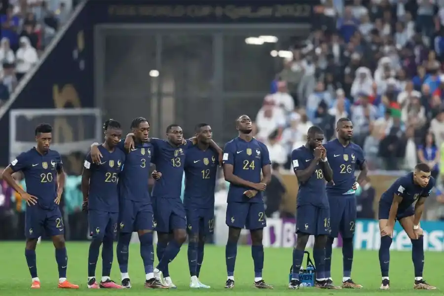 TRISTEZA. Los jugadores de Francia se lamentan al caer por penales ante Argentina. FOTO TOMADA DE TWITTER.