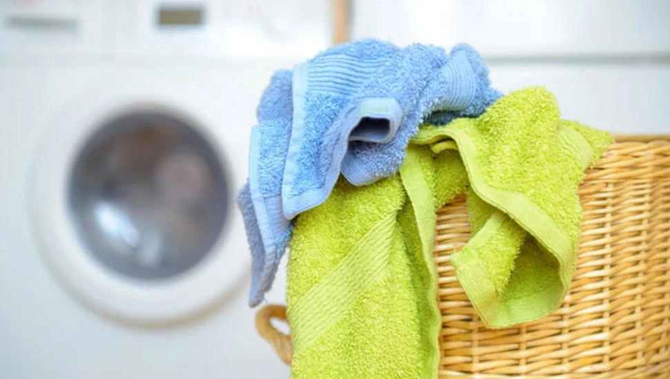 DIRECTO AL LAVARROPAS. El consejo es que la toalla se cambie cada tres o cuatro días, y que se lave con agua caliente, lavandina o vinagre.