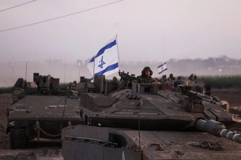 FRONTERA CALIENTE. Tanques israelíes se congregan en el límite con la Franja de Gaza, al sur de Israel.