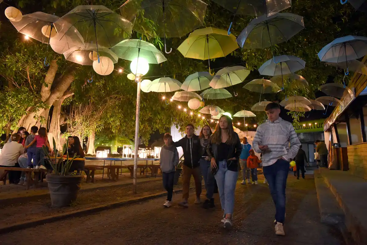 DECORACIÓN. Un techo de paraguas adorna uno de los pasillos.