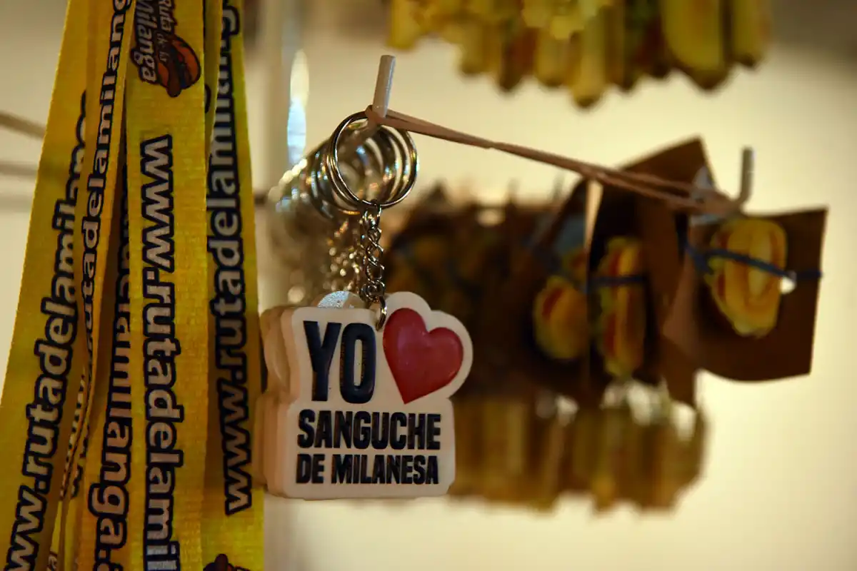 MERCHANDISING. Llaveros, remeras y otros souvenirs de la marca.