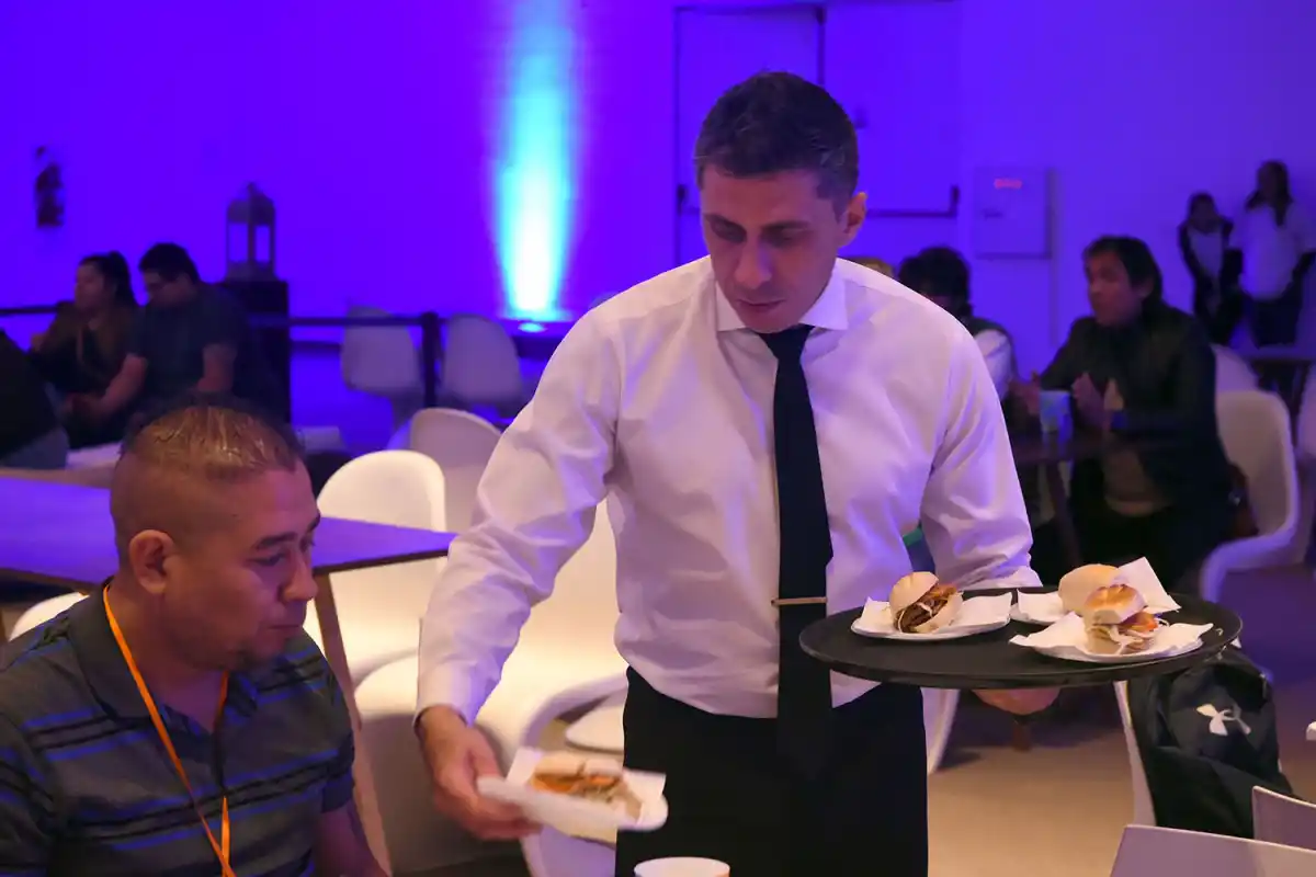 El servicio de mozos lleva los platos al sector VIP (tenedor libre).