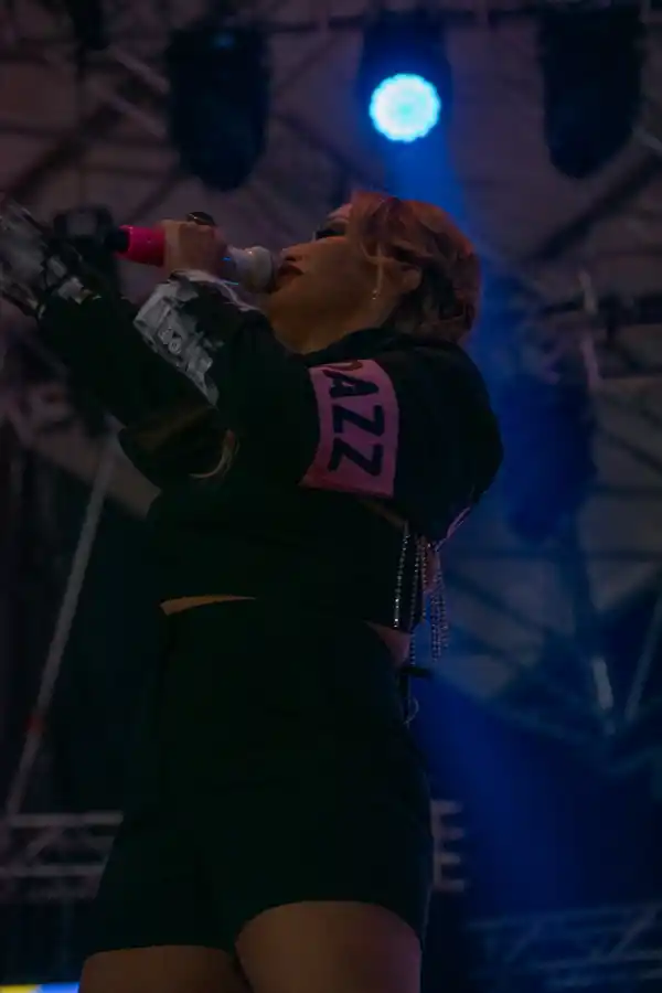 Karina, en la Fiesta del Caballo: el amor y el desamor, centro de una fiesta catártica