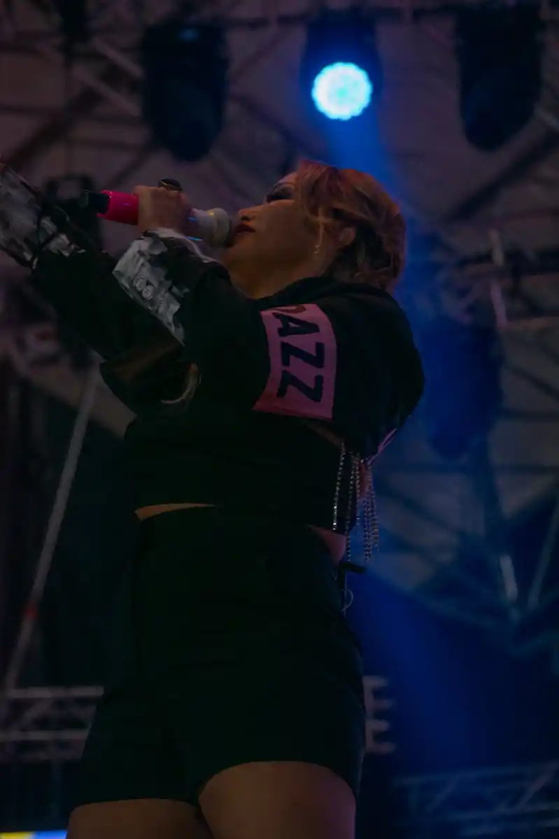 Karina, en la Fiesta del Caballo: el amor y el desamor, centro de una fiesta catártica