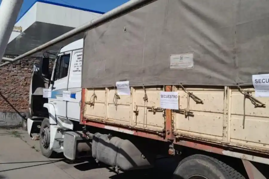 RETENIDO. El camión quedó secuestrado hasta que se aclare el caso.